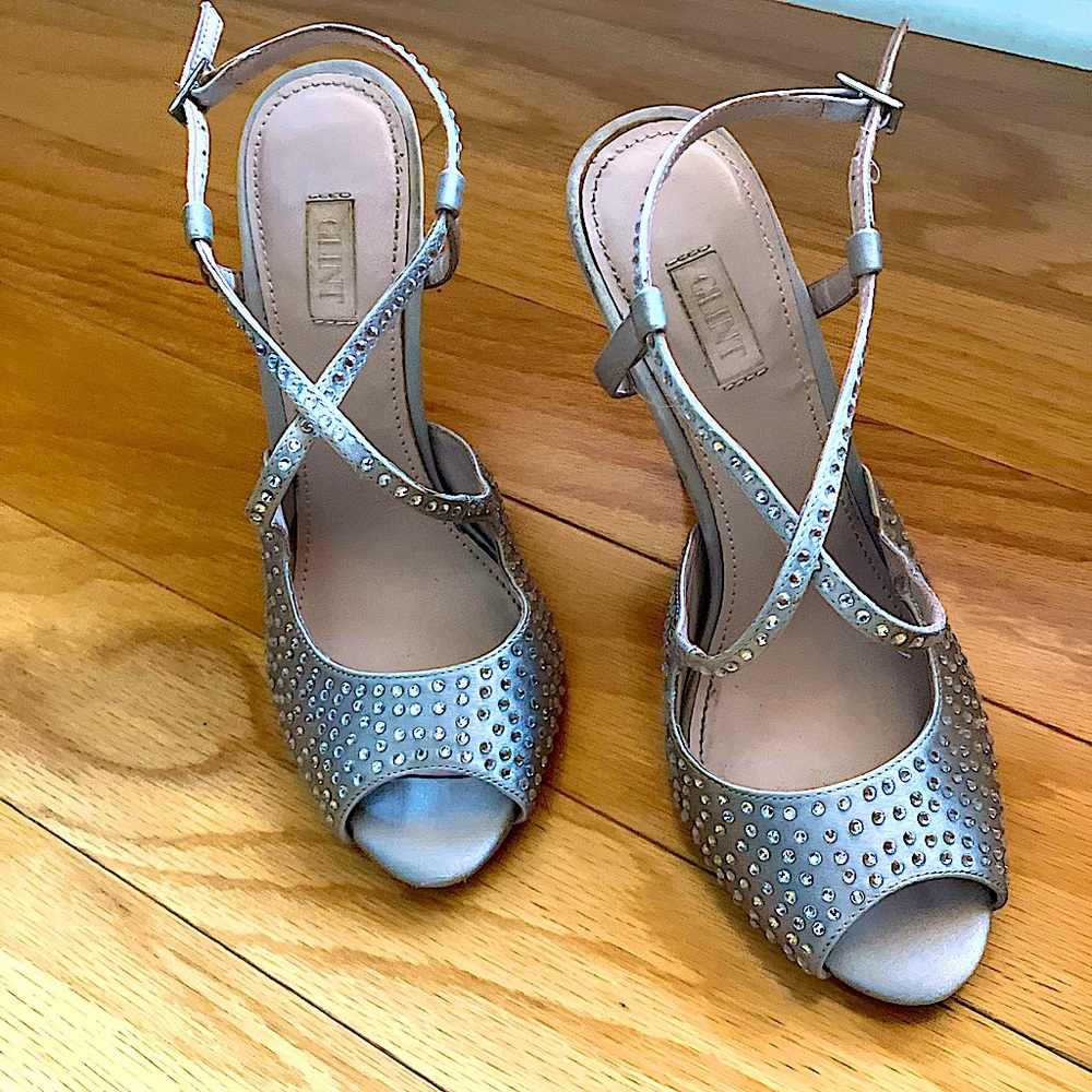 Elegant Silver Heels with Slingback and Medium Height